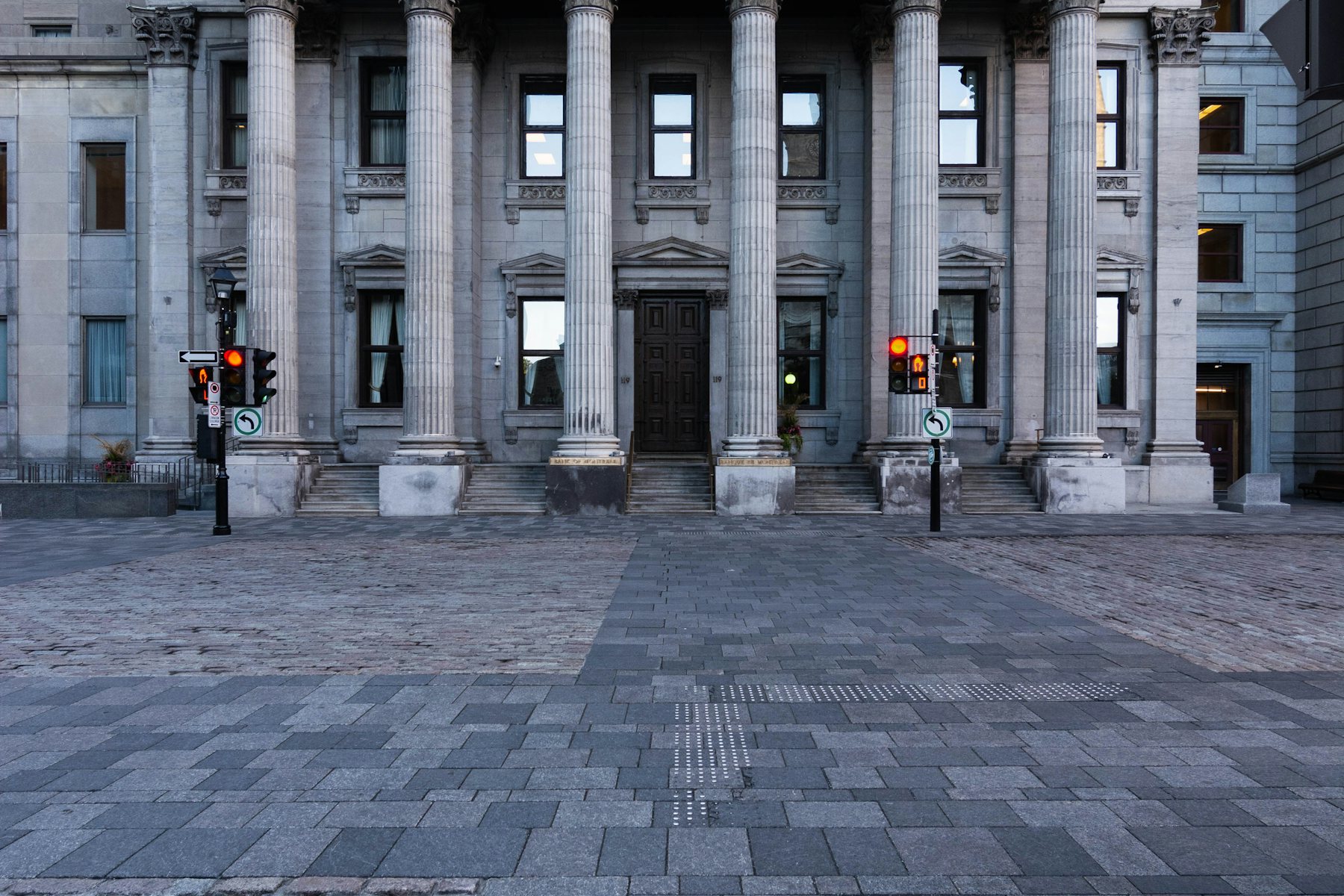 Fachada de piedra con columnas de una institución bancaria clásica