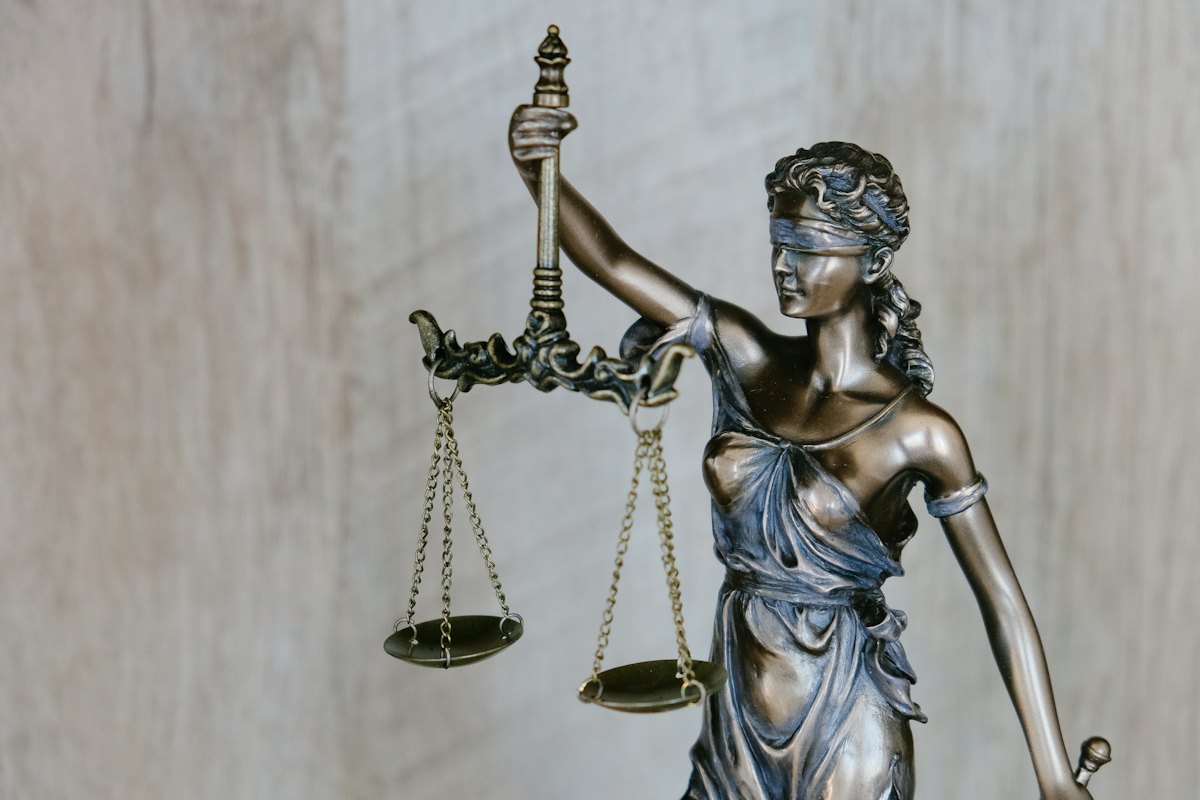 Estatua de la justicia sosteniendo una balanza