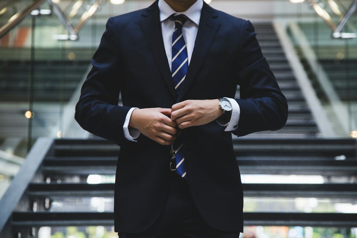 Ejecutivo con traje oscuro en un edificio corporativo