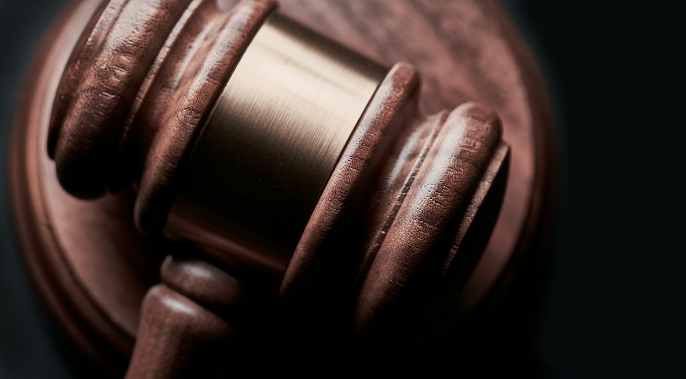 Mazo de madera de un juez, símbolo de la asesoría jurídica